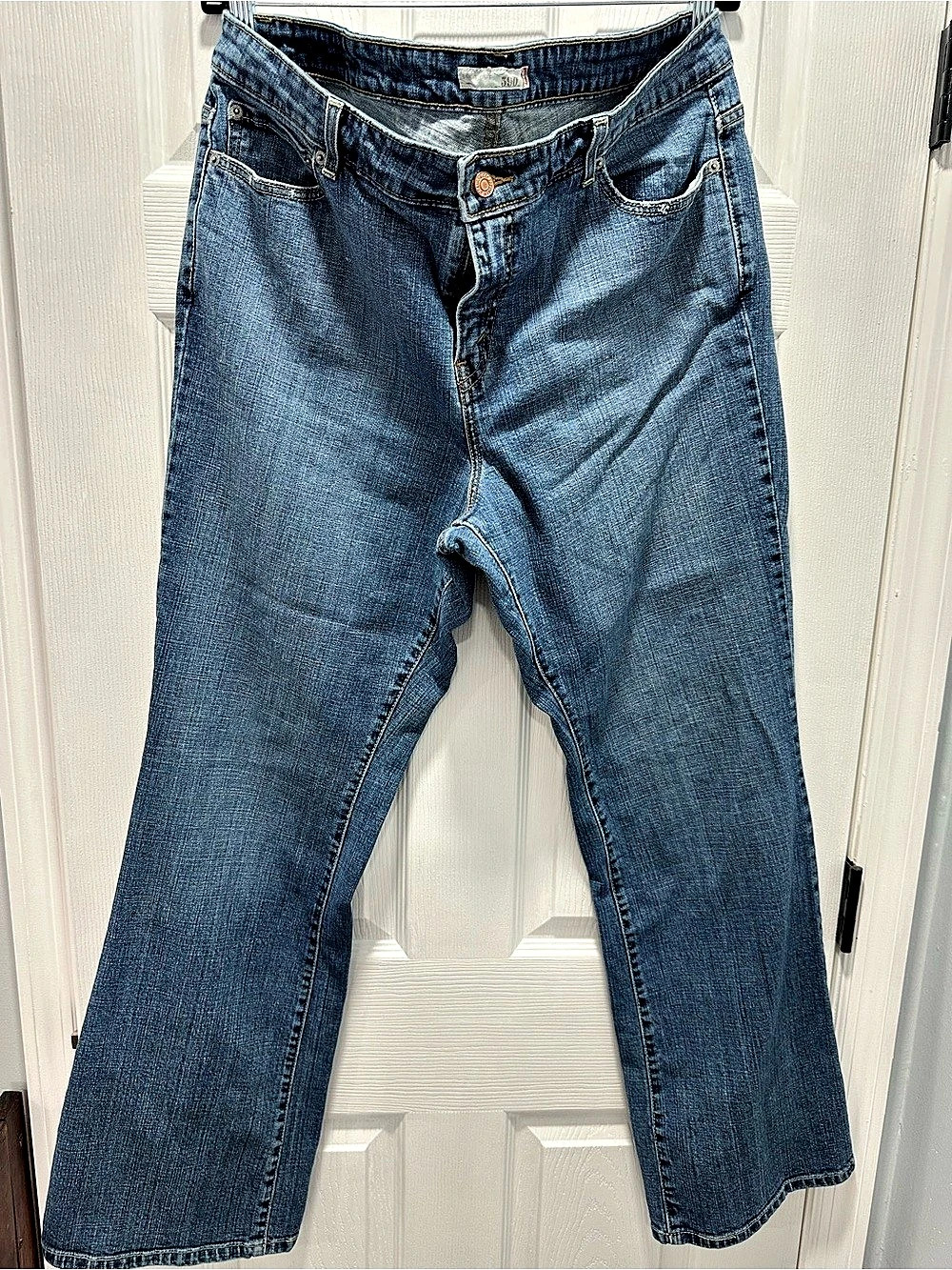 Levi's 590 Boot Cut Jeans Blue Jeans size 18W
Waist 41” x 32 large